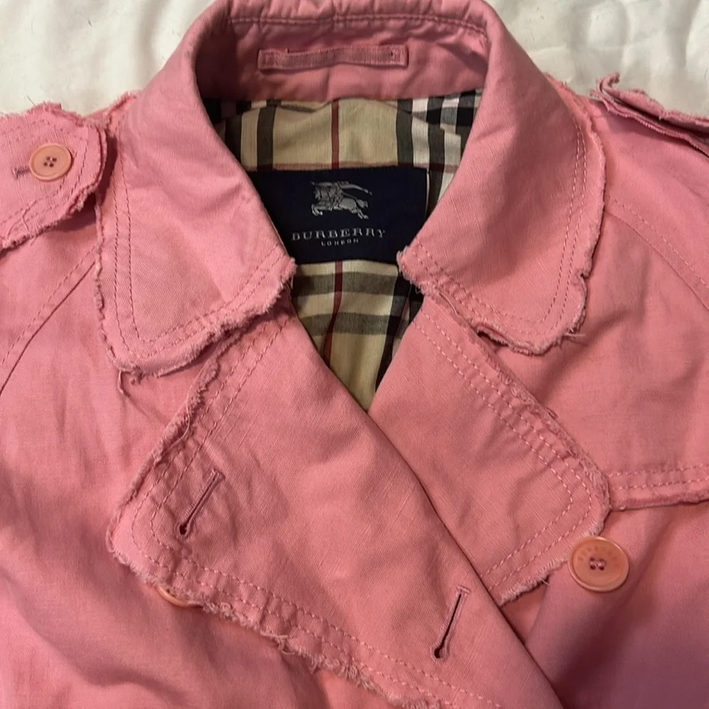 Ladies Burberry pink trenchcoat. Size 4. - Picture 3 of 7
